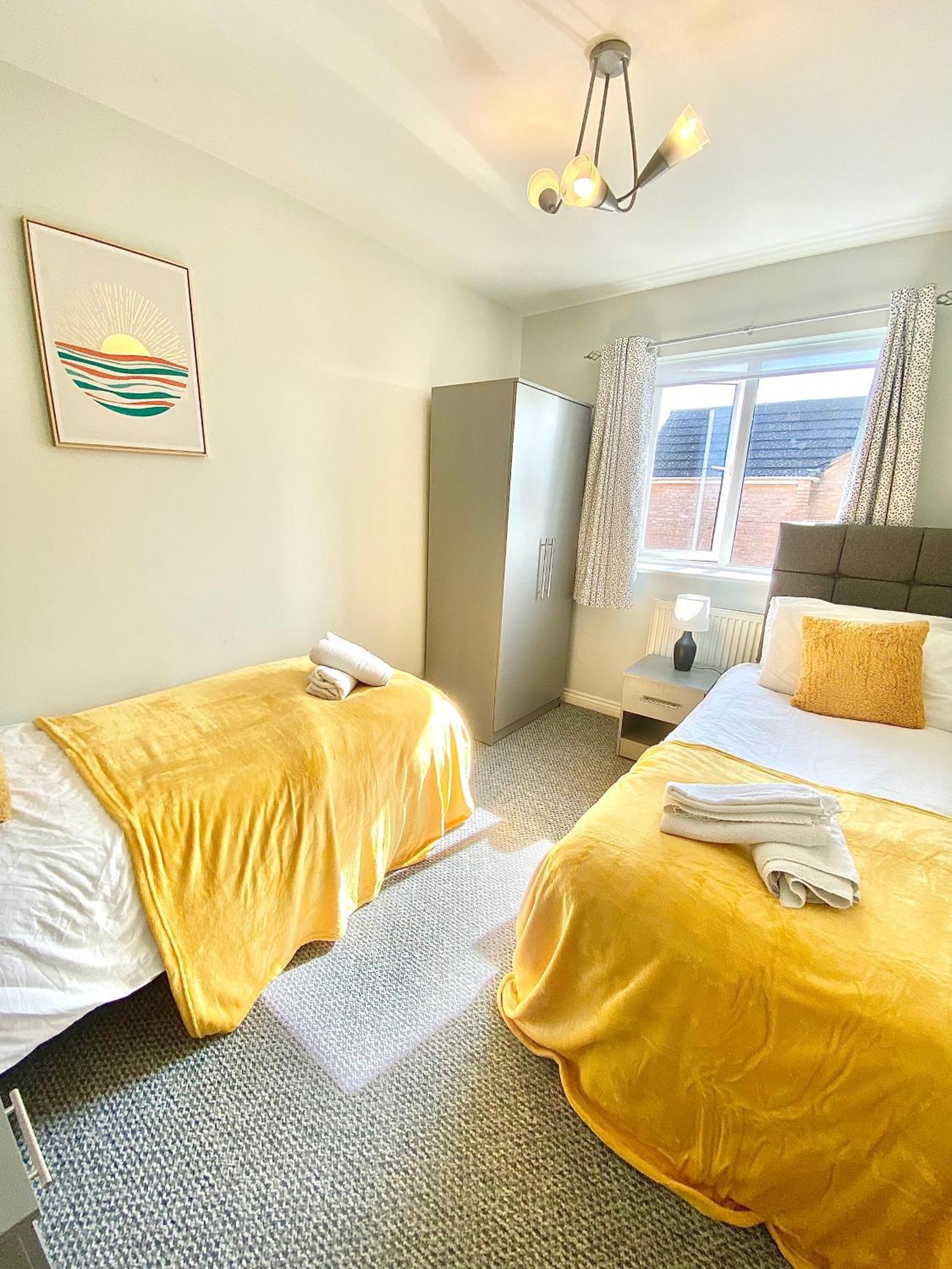 Free Private Parking! Oakley House And Garden! Fully Equipped 4 Comfy Beds Villa Corby Ngoại thất bức ảnh